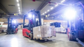 Un chariot électrique E20 de Linde transporte des marchandises dans l’entrepôt d’Emons.