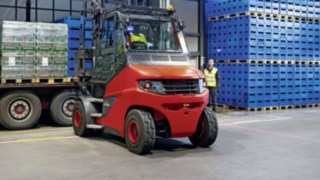 Le système d’assistance Linde Safety Guard assure la sécurité chez Heineken Switzerland. Un chariot élévateur Linde E80 charge un camion chez Heineken