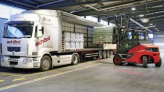 Pour son intralogistique, Heineken Switzerland SA utilise des chariots frontaux Linde. Un chariot élévateur Linde charge des palettes de bière Heineken dans un camion