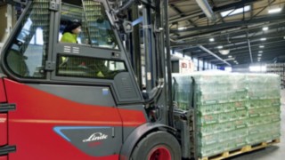 Elektrstapler E80 von Lindematerial Handling transportiert eine Palette Heineken-Bier.