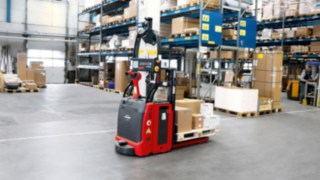 Chez HOLTER, les deux L-MATIC Linde réalisent environ 150 trajets par jour. Le L-MATIC Linde transporte des marchandises dans l’entrepôt de HOLTER