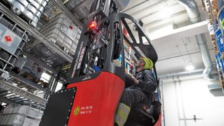 Explosionsgeschützter Schubmasterstapler R14 EX von Linde MH im Lager der Inver GmbH