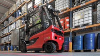 Explosionsgeschützter Elektrostapler E25 von Linde MH im Lager der Inver GmbH