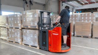 Lagerist von K2 Systems bedient einen Doppelstockbelader Linde D12 HP SP