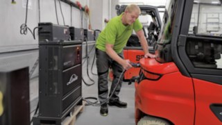 Thomas Lüssen recharge le Linde Xi20 P.