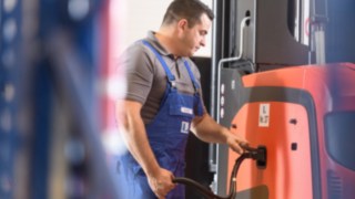 Schmalganggerät mit Li-ION-Technologie von Linde Material Handling