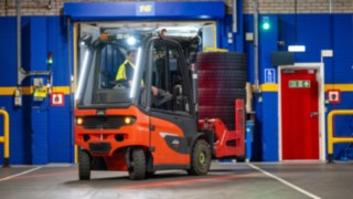 Mitarbeiter von Michelin Tyre PLC fährt einen Gabelstapler von Linde Material Handling im Rückwärtsgang.