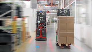 Due carrelli L-MATIC di Linde Material Handling si incrociano in sicurezza.