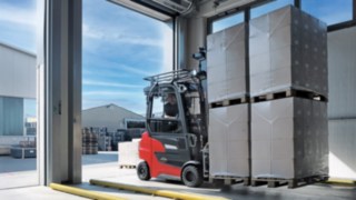 Il carrello elevatore elettrico Xi20 PH di Linde Material Handling trasporta della merce dal magazzino all’esterno.