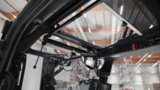 Das Glasdach des neuen Elektrostaplers X25 von Linde Material Handling ermöglicht freie Rundumsicht. Die Fahrerkabine des neuen Elektrostaplers X25 von Linde Material Handling