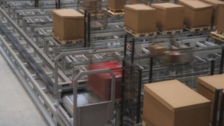Vue sur le convoyeur électrique au sol et les marchandises transportées