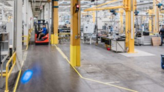 Un chariot à mât rétractable Linde avec BlueSpot Linde