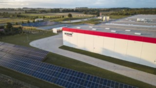 Das für Linde MH produzierende Werk in Kołbaskowo, Polen, mit einer grossen Photovoltaik-Freiflächenanlage.
