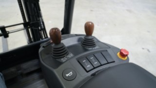 Les éléments de commande ont été optimisés selon les normes d’ergonomie les plus élevées. Vue détaillée des éléments de commande des modèles Xi Linde.