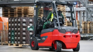 Linde Material Handling E30 electric forklift truck at work with Veltins brewery
