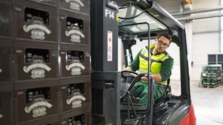 Un chariot élévateur Linde dans un entrepôt