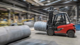 Un chariot électrique Linde X50 en action chez le fabricant de fil métallique WDI Hamm