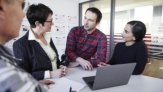 Réunion dans un bureau entre collaborateurs de Linde Material Handling