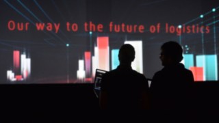 Linde Material Handling präsentiert auf der WoMH die Zukunft der Logistik im 3-D-Hologramm Linde Material Handling präsentiert auf der WoMH die Zukunft der Logistik im 3-D-Hologramm