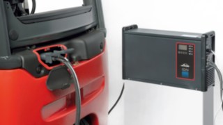  Wer einen Linde E14 bis E18 ION erwirbt, erhält ein auf die Bedürfnisse des Staplereinsatzes genau abgestimmtes, CE-zertifiziertes Komplettsystem, bestehend aus Fahrzeug und Batterie, und kann zusammen mit dem von Linde mitgelieferten Ladegerät die Vorzüge der neuen Batterietechnologie restlos ausschöpfen. 