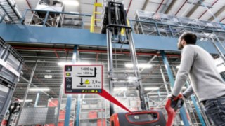 Stoccatori di Linde con display del sistema di assistenza Linde Load Management Advanced