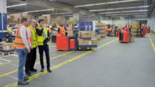 Beim Linde Safety Scan analysieren eigens geschulte Sicherheitsberater die jeweilige Situation vor Ort beim Kunden, beobachten alle Arbeitsabläufe und identifizieren potenzielle Gefahrenstellen.