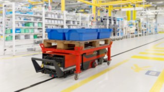 Linde Material Handling präsentiert Unterfahr-Schlepper für Produktionslogistik