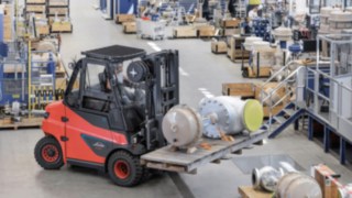Linde-Elektrostapler im Traglastbereich von sechs bis acht Tonnen mit Lithium-Ionen-Batterie verfügbar Linde-Elektrostapler im Traglastbereich von sechs bis acht Tonnen mit Lithium-Ionen-Batterie verfügbar