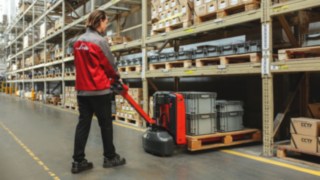 Transpalette compact de Linde Material Handling 