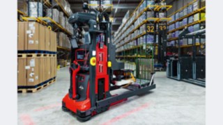 Le préparateur de commandes autonome RoCaP (Robotic Case Picker) de Linde, équipé d’un bras de préhension multiaxial, pour la préparation autonome des commandes en entrepôt