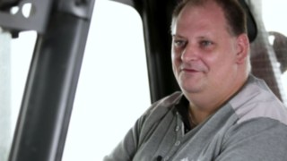 Marcell Lange in seinem Stapler.