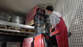 Scarico veloce e semplice di un camion, grazie allo strettissimo T25 della gamma ultracompatta TN del video sulla gamma ultracompatta con pedana ribaltabile