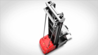La serie prodotta V modular di Vertical Order Picker offre come optional sbarre inclinate laterali per un picking più semplice fino a 12 metri di altezza di presa. Video relativo all’altezza del sollevamento e alle sbarre inclinate laterali disponibili come optional.