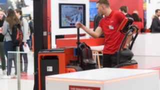 Linde Mitarbeiter führt auf der LogiMAT 2019 einen Live-Case vor. Linde Mitarbeiter führt auf der LogiMAT 2019 einen Live-Case vor.