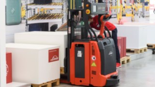 Linde Mitarbeiter führt auf der LogiMAT 2019 einen Live-Case mit dem autonomen Hochhubwagen L-MATIC vor. Linde Mitarbeiter führt auf der LogiMAT 2019 einen Live-Case mit dem autonomen Hochhubwagen L-MATIC vor.