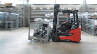 Un gruppo di persone analizza l’ambiente di lavoro in un capannone logistico.