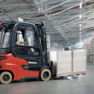 Les E14 – E20 et Xi10 – Xi20 allient la puissance, la compacité et la flexibilité à la rentabilité, l’ergonomie et la connectivité. Un chariot frontal électrique Xi20 transporte des marchandises en entrepôt.