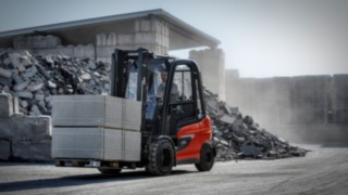 Das perfekte Zusammenspiel von Mensch und Maschine erhöht die Produktivität. Elektrostapler X35 von Linde transportiert Ware im Aussenbereich