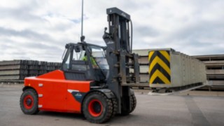 Elektro-Schwerlaststapler E160 von Linde Material Handling im Ausseneinsatz.