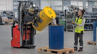 Mitarbeiterin bedient ferngesteuerten und explosionsgeschützten Hochhubwagen von Linde Material Handling