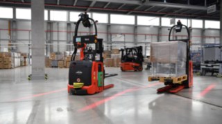 Le chariot élévateur automatisé L-MATIC Linde charge les marchandises de manière sûre et efficace Le chariot élévateur automatisé L-MATIC Linde