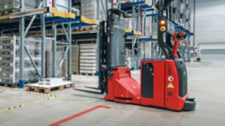 Uno stoccatore automatizzato di Linde Material Handling in azione.
