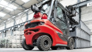 Gli H20 – H35, disponibili come carrelli elevatori diesel e GPL, sono la risposta ottimale ai requisiti del moderno flusso di materiale. Un carrello elevatore termico H35 di Linde Material Handling impila casse