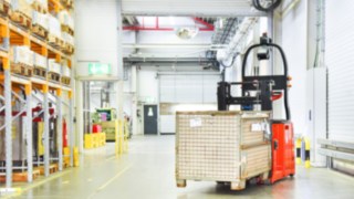 Le L-MATIC Linde transporte des charges allant jusqu’à 1 200 kg. Le L-MATIC Linde en action dans un entrepôt