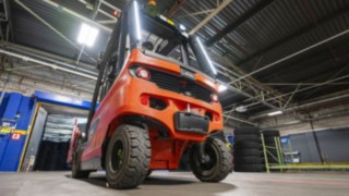Austausch von Staplerrädern durch einen Servicetechniker vor Ort.